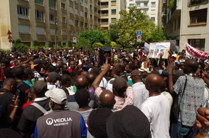 تطاهرة أحتجاجية أمام سفارة موريتانيا بباريس