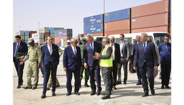 وزير الشؤون الاقتصادية رفقة الوزير المنتدب لدى رئيس الحكومة المغربية يؤديان زيارة تفقدية لميناء نواكشوط المستقل