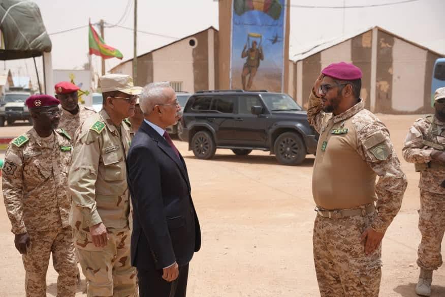 وزير الدفاع يتفقد كتيبة الصاعقة والمظليين الأولى ويؤكد أهمية تعزيز الجاهزية القتالية