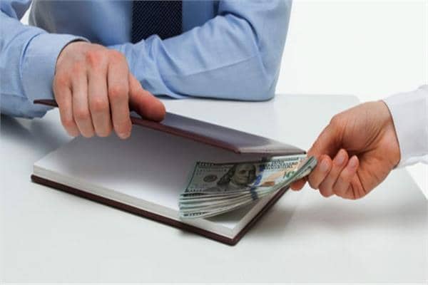 اتهامات بالابتزاز تقود لتوقيف أقارب مدونين في الخارج